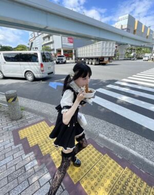 news4vip 1726706421 101 300x380 - 【画像】 陰好みの女子、横断歩道で焼きそば